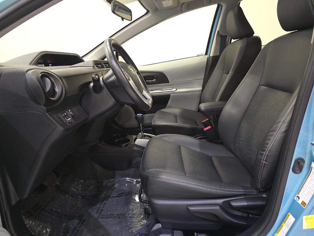Thumbnail: 2013 Toyota Prius c - 10
