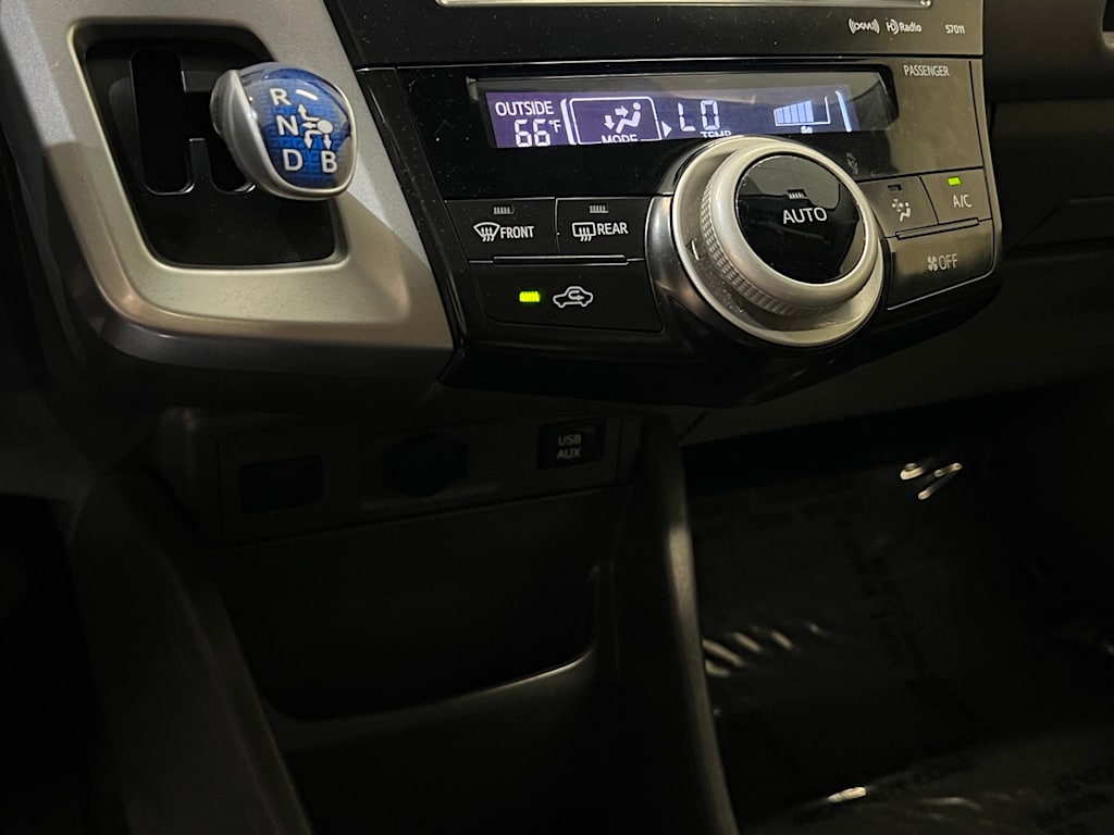 Thumbnail: 2012 Toyota Prius v - 27