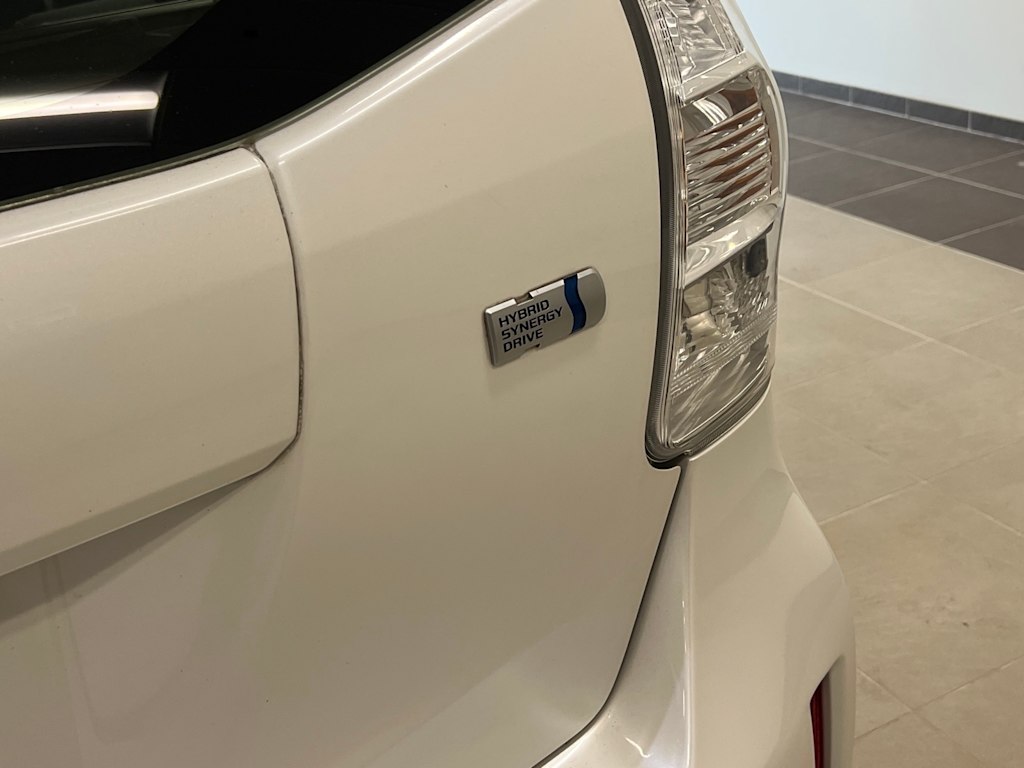 Thumbnail: 2012 Toyota Prius v - 7