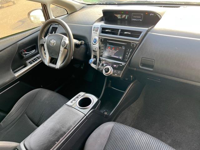 2015 Toyota Prius v Three 15