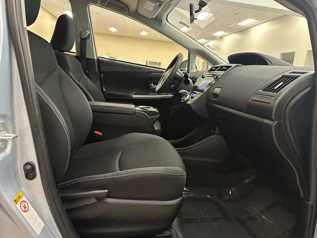 Thumbnail: 2016 Toyota Prius v - 12