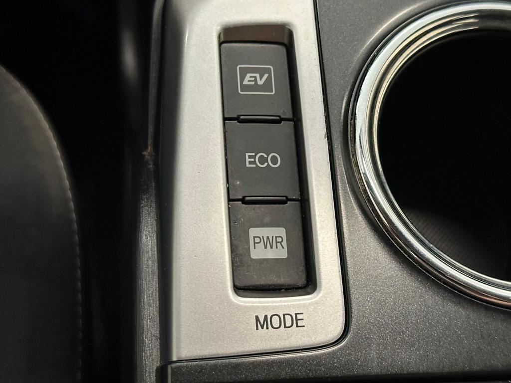 Thumbnail: 2016 Toyota Prius v - 17