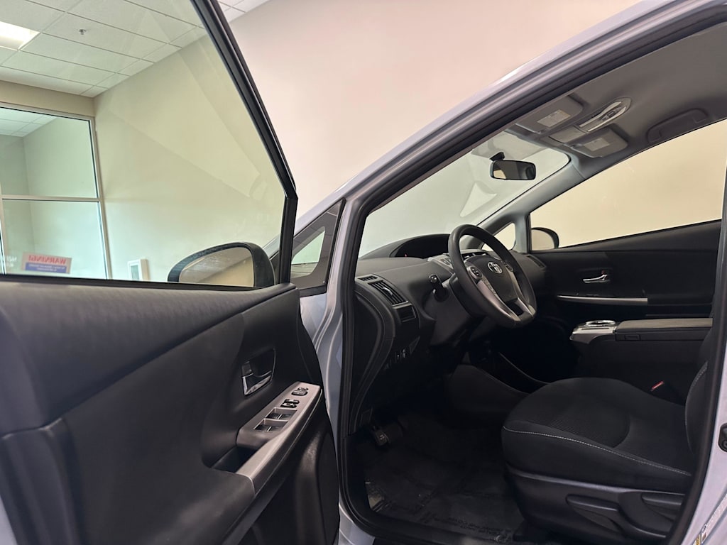 Thumbnail: 2016 Toyota Prius v - 15