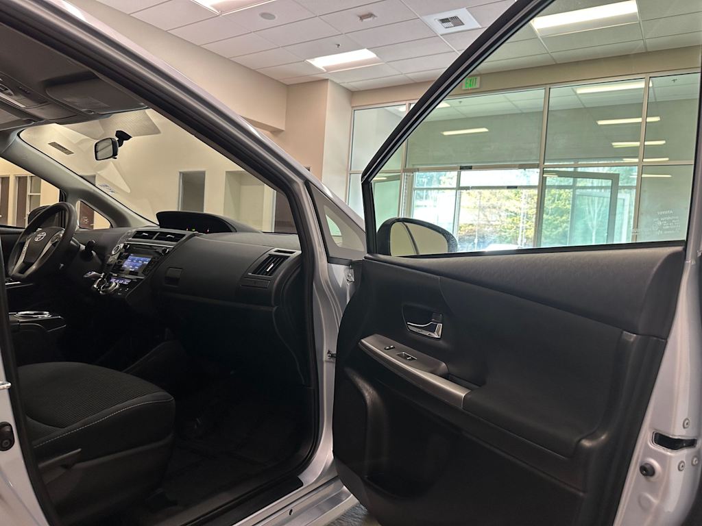 Thumbnail: 2016 Toyota Prius v - 29