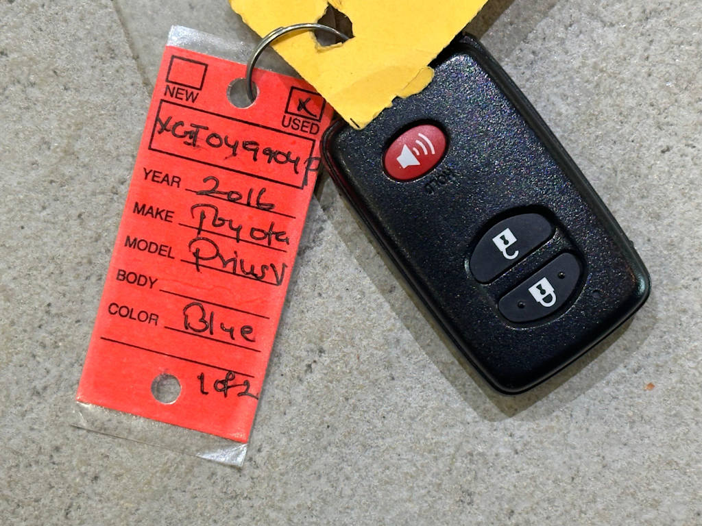 Thumbnail: 2016 Toyota Prius v - 20