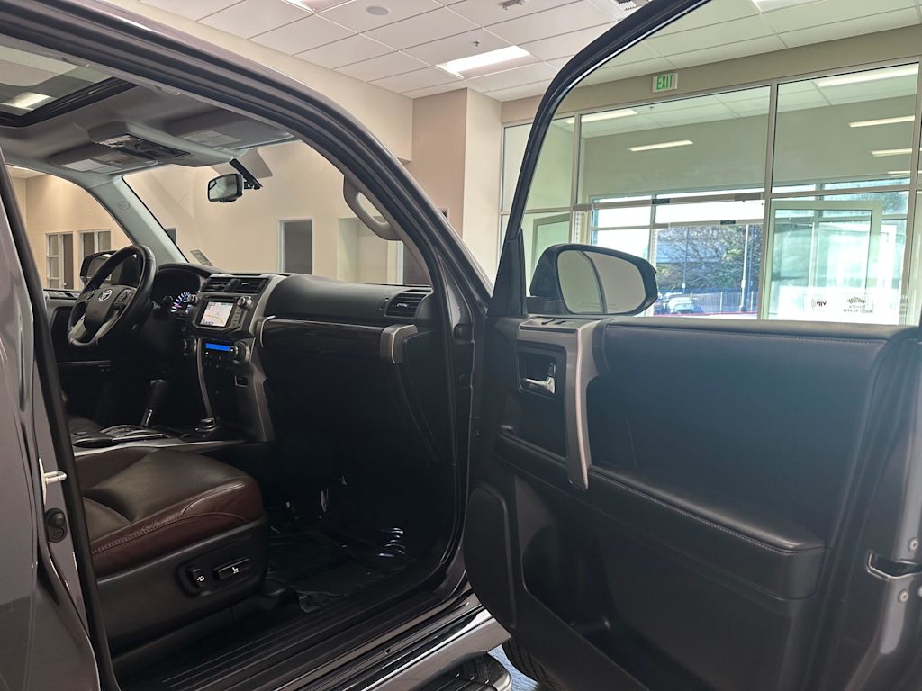 Thumbnail: 2018 Toyota 4Runner - 33