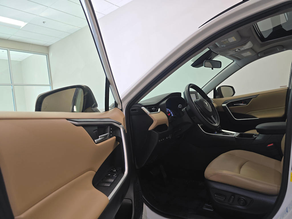 Thumbnail: 2019 Toyota RAV4 - 10