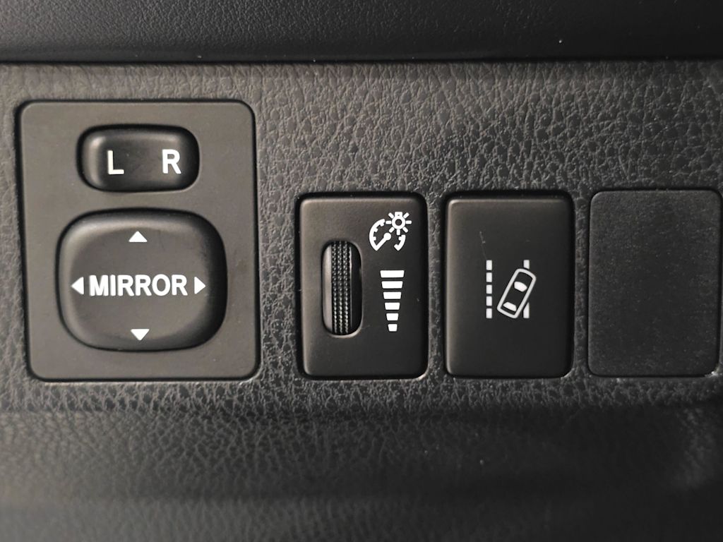 Thumbnail: 2018 Toyota RAV4 - 23
