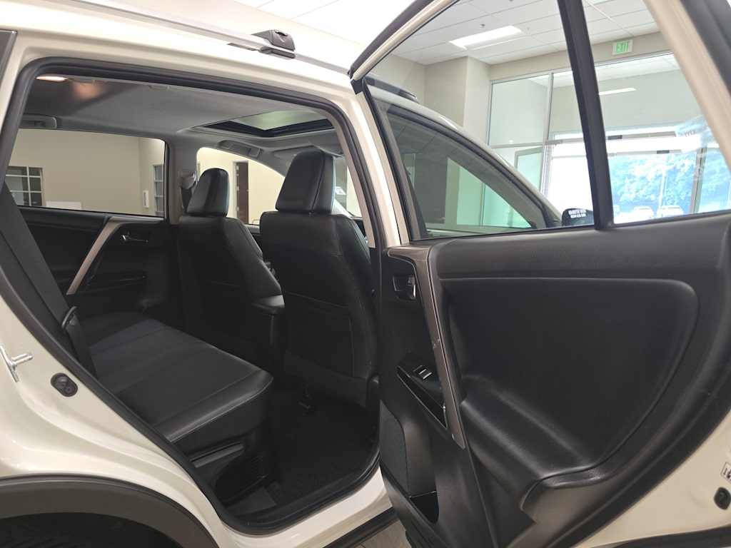 Thumbnail: 2018 Toyota RAV4 - 29