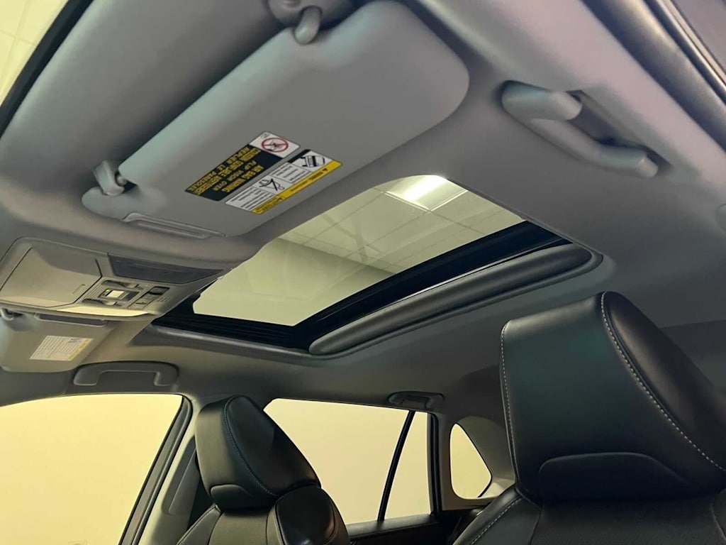 Thumbnail: 2021 Toyota RAV4 - 23