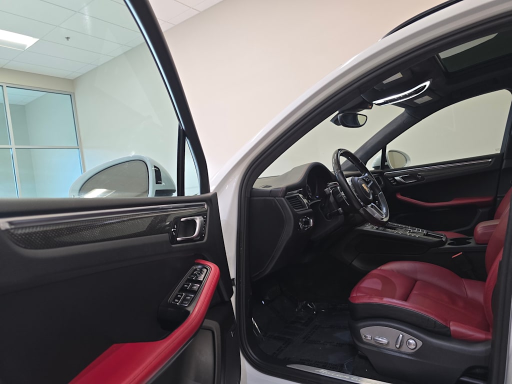 Thumbnail: 2015 Porsche Macan - 29