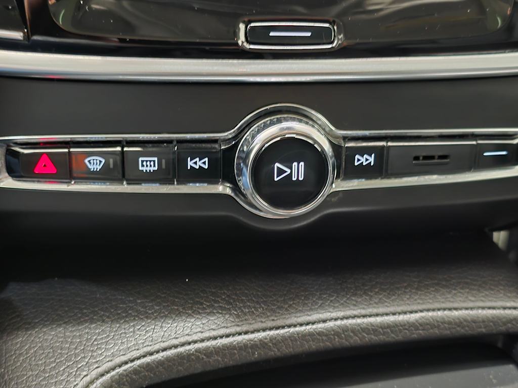 Thumbnail: 2019 Volvo V90 - 24
