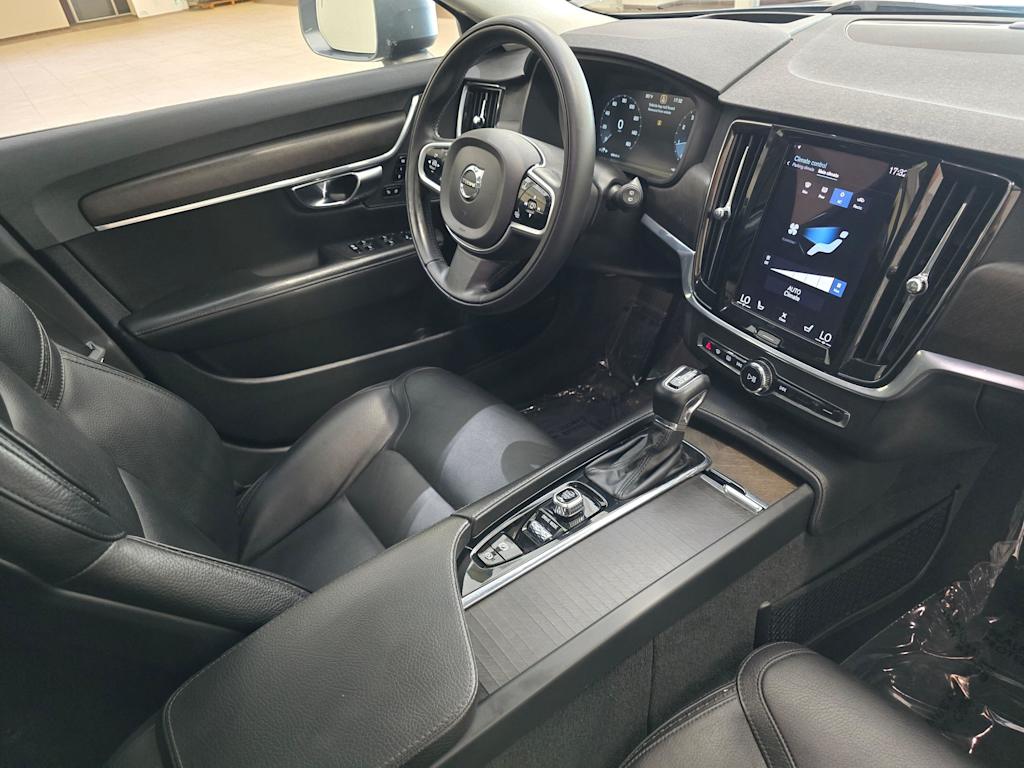 Thumbnail: 2020 Volvo V90 - 32
