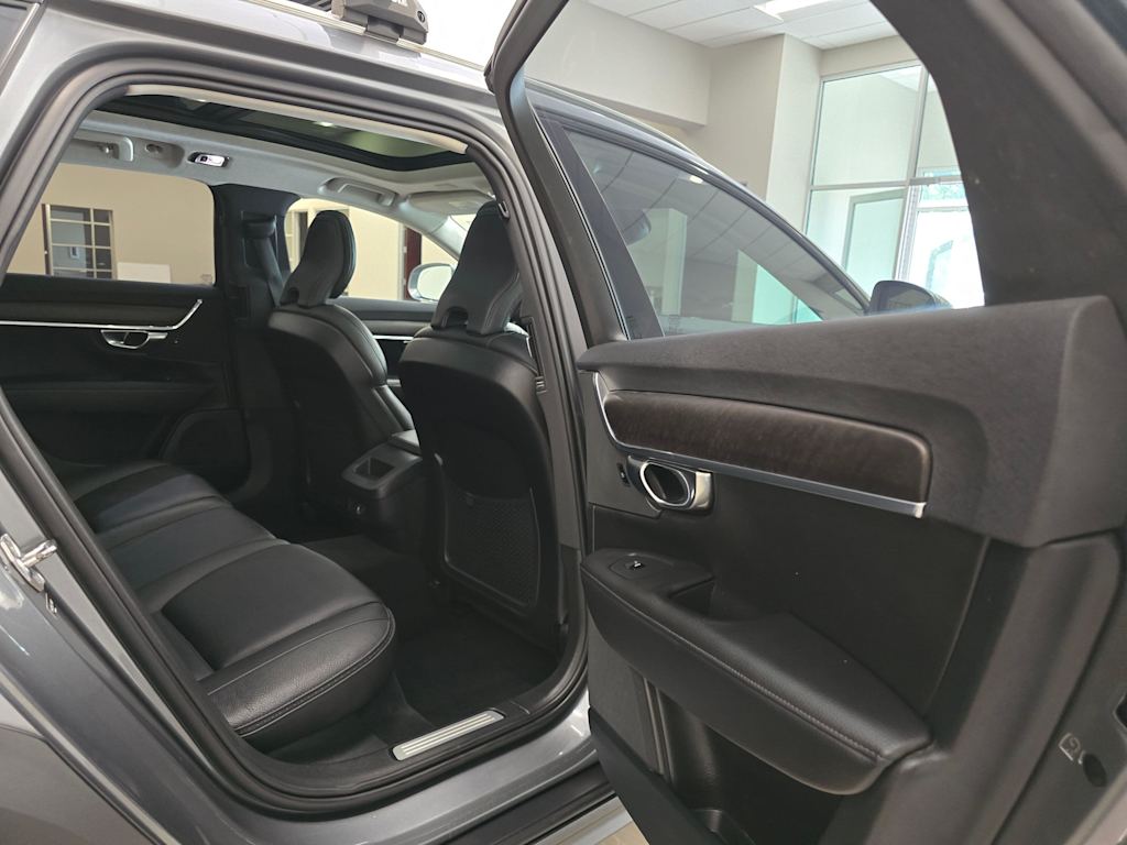 Thumbnail: 2020 Volvo V90 - 30