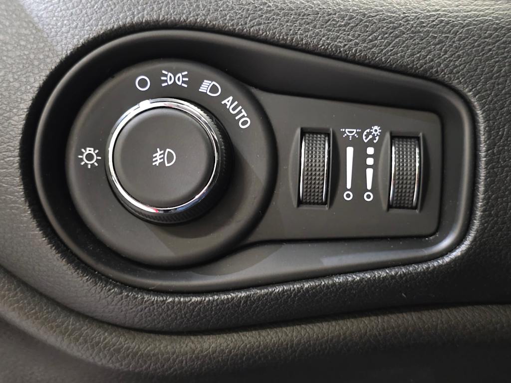Thumbnail: 2018 Jeep Renegade - 24