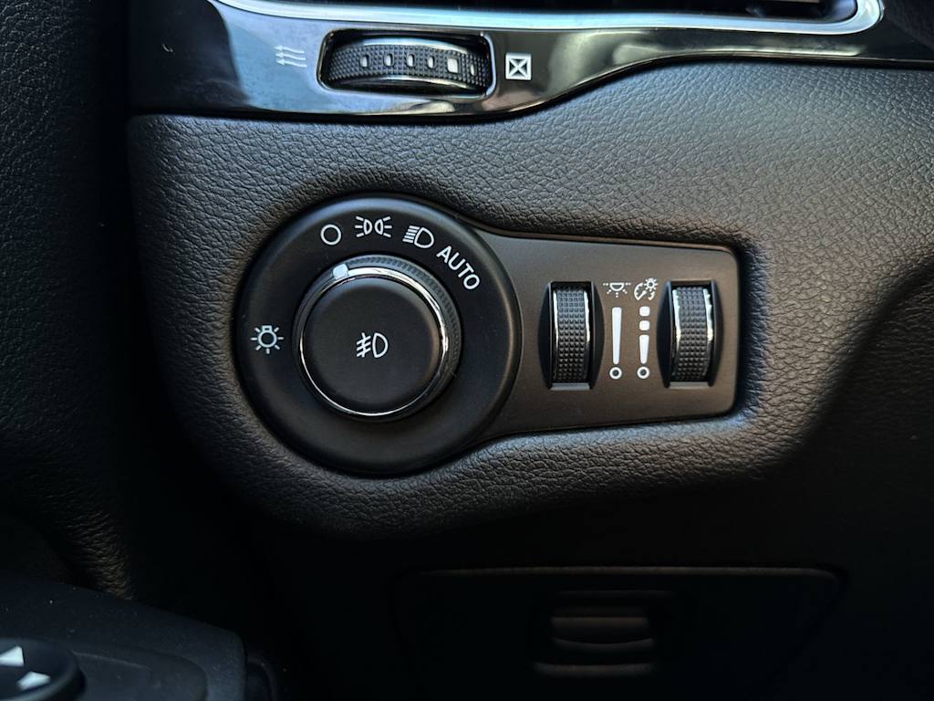 Thumbnail: 2021 Jeep Cherokee - 23