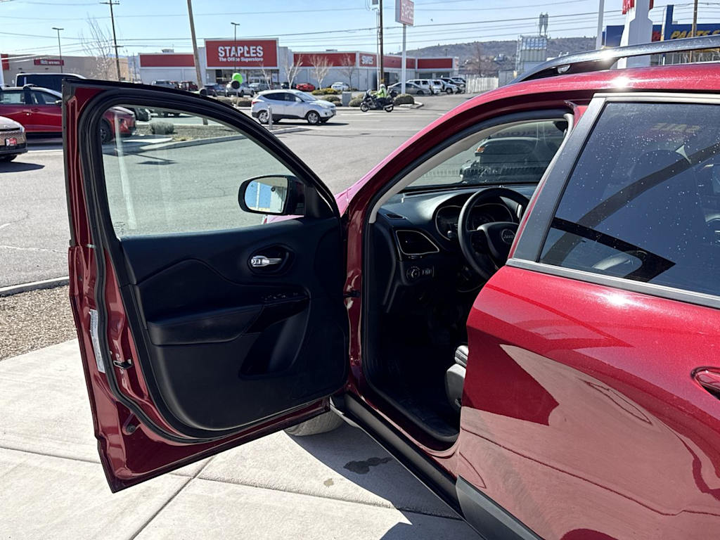 Thumbnail: 2021 Jeep Cherokee - 20