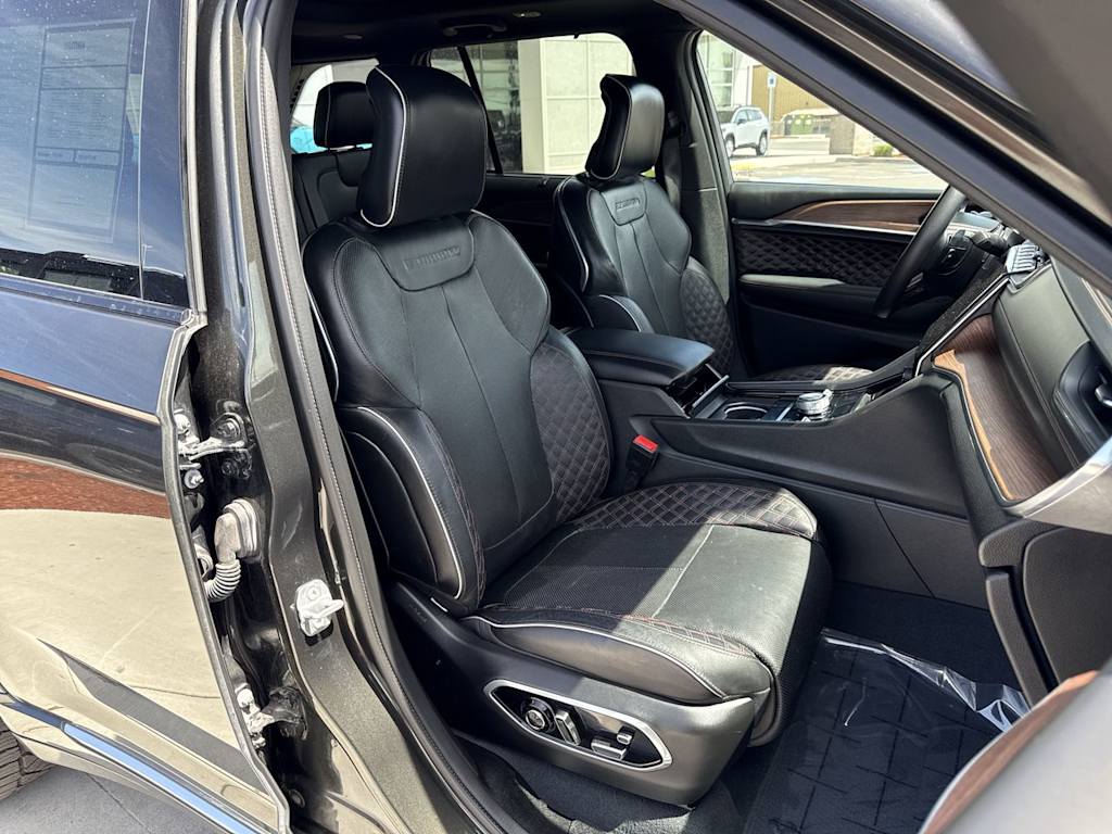 Thumbnail: 2023 Jeep Grand Cherokee - 12