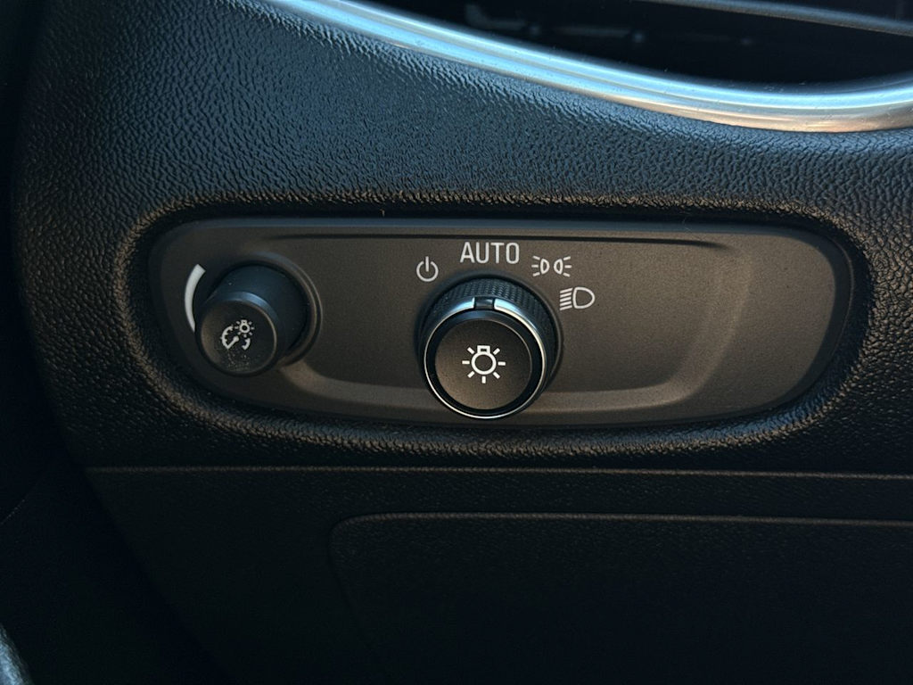 Thumbnail: 2018 Chevrolet Malibu - 23