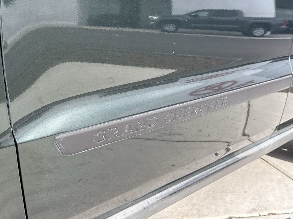 Thumbnail: 2011 Jeep Grand Cherokee - 20