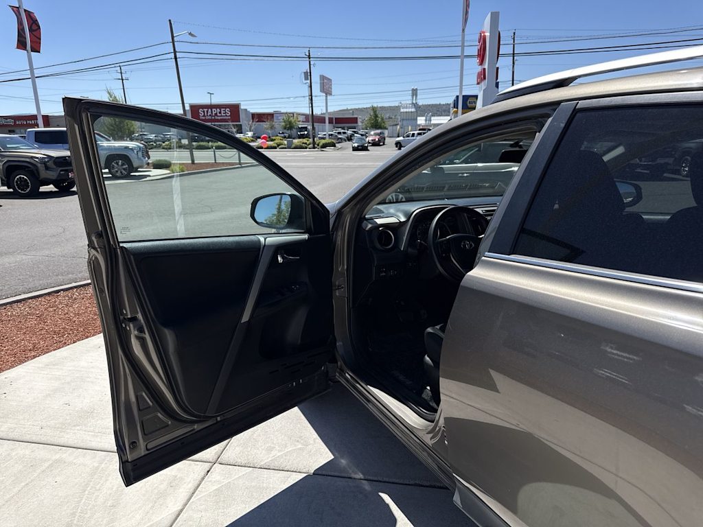 Thumbnail: 2015 Toyota RAV4 - 2