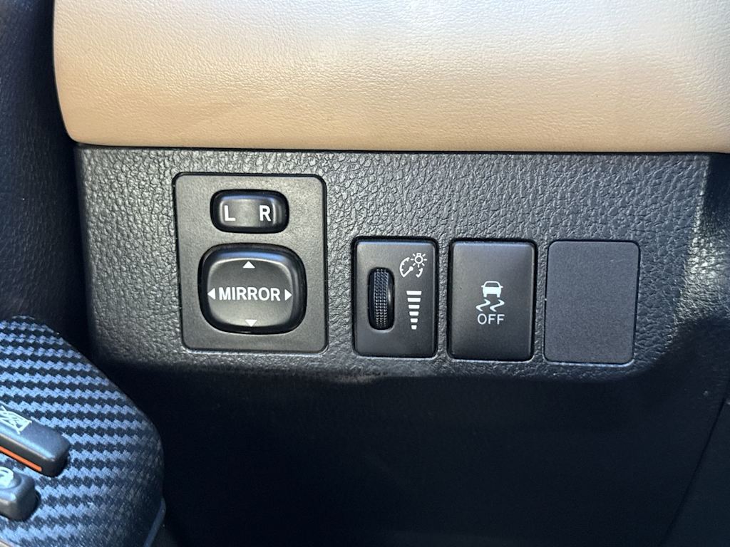 Thumbnail: 2013 Toyota RAV4 - 23