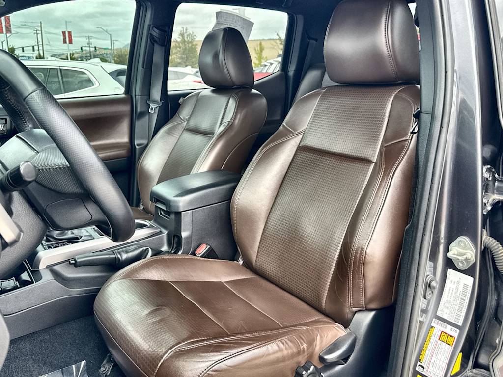 Thumbnail: 2016 Toyota Tacoma - 10