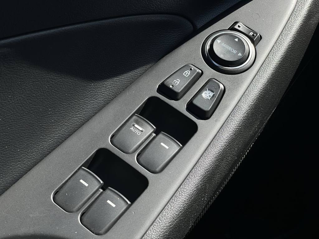 Thumbnail: 2011 Hyundai Sonata - 23