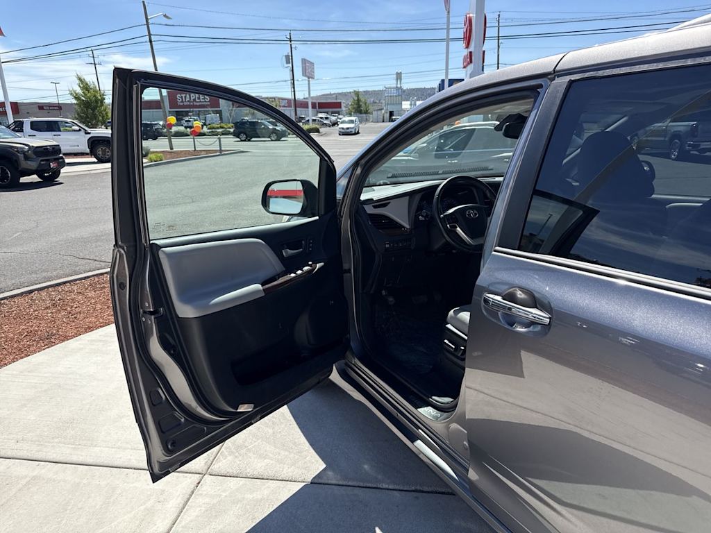 Thumbnail: 2020 Toyota Sienna - 2