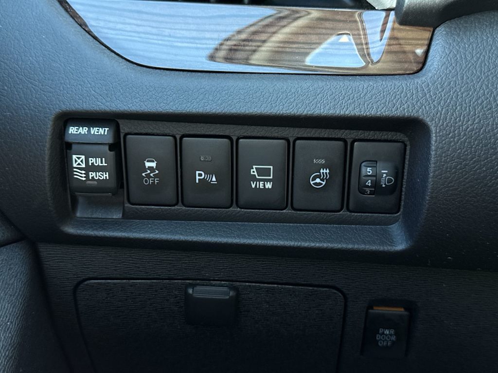 Thumbnail: 2020 Toyota Sienna - 24
