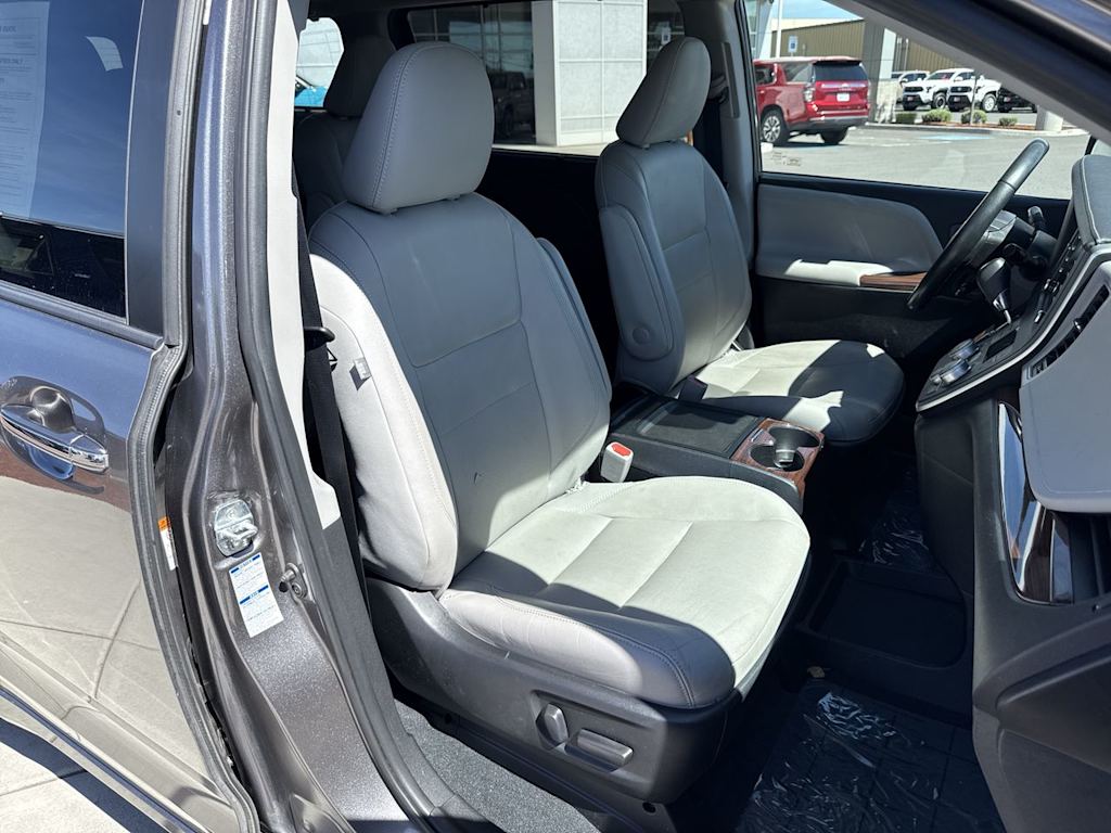 Thumbnail: 2020 Toyota Sienna - 11