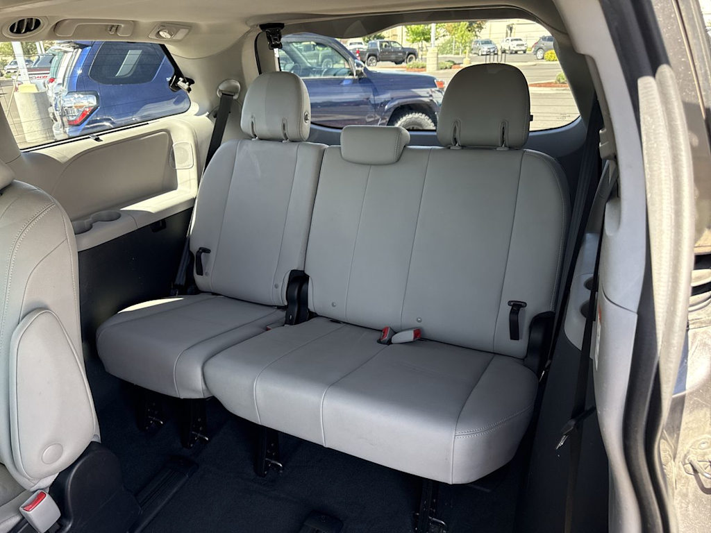 Thumbnail: 2020 Toyota Sienna - 21