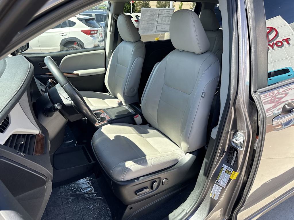 Thumbnail: 2020 Toyota Sienna - 10