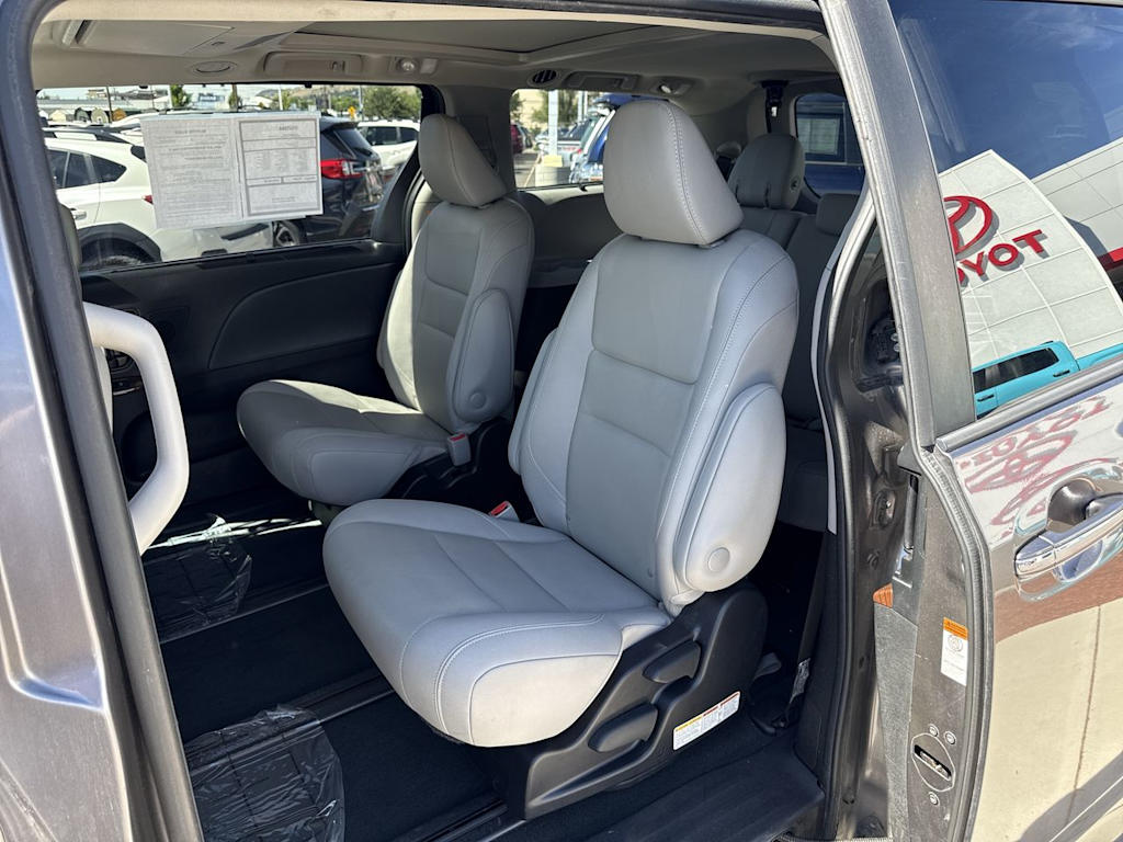 Thumbnail: 2020 Toyota Sienna - 12