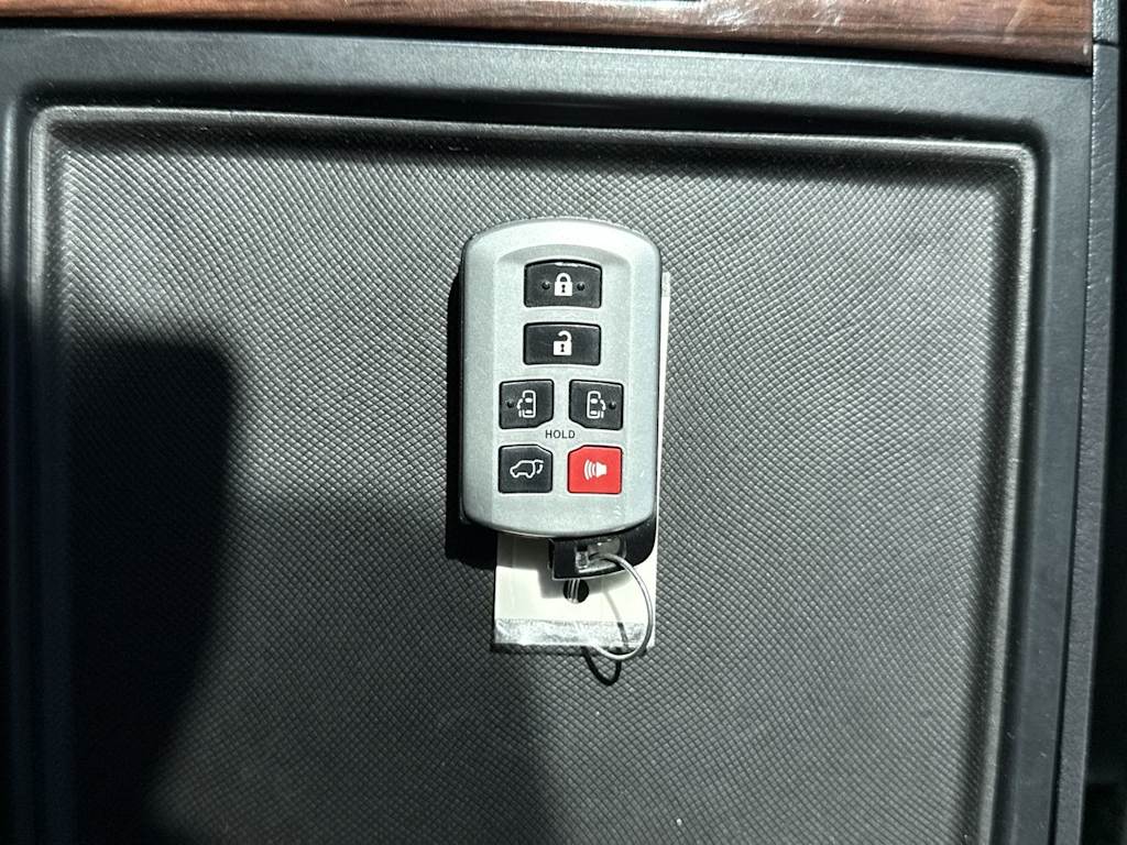 Thumbnail: 2020 Toyota Sienna - 18