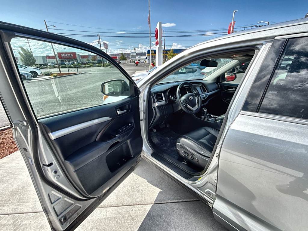 Thumbnail: 2016 Toyota Highlander - 20