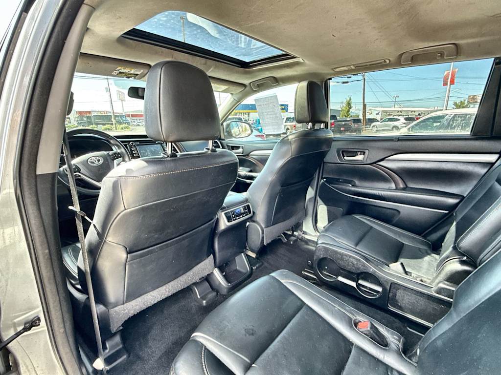 Thumbnail: 2016 Toyota Highlander - 21