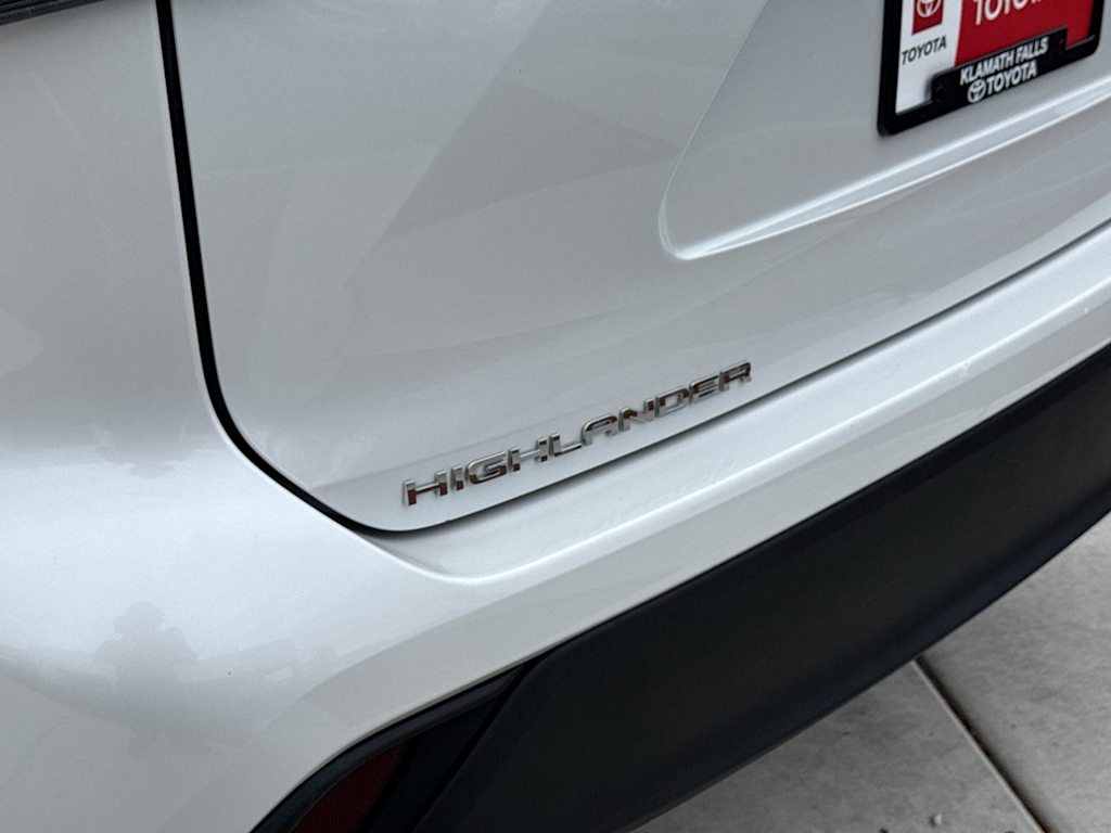 Thumbnail: 2023 Toyota Highlander - 7