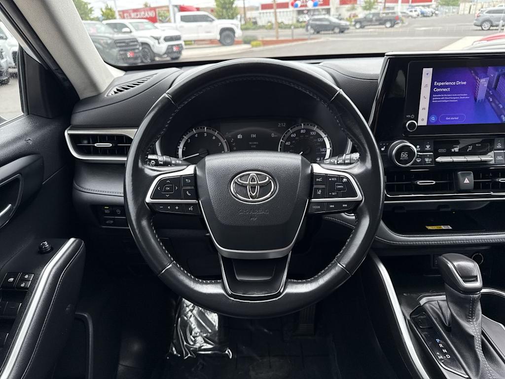 Thumbnail: 2023 Toyota Highlander - 14