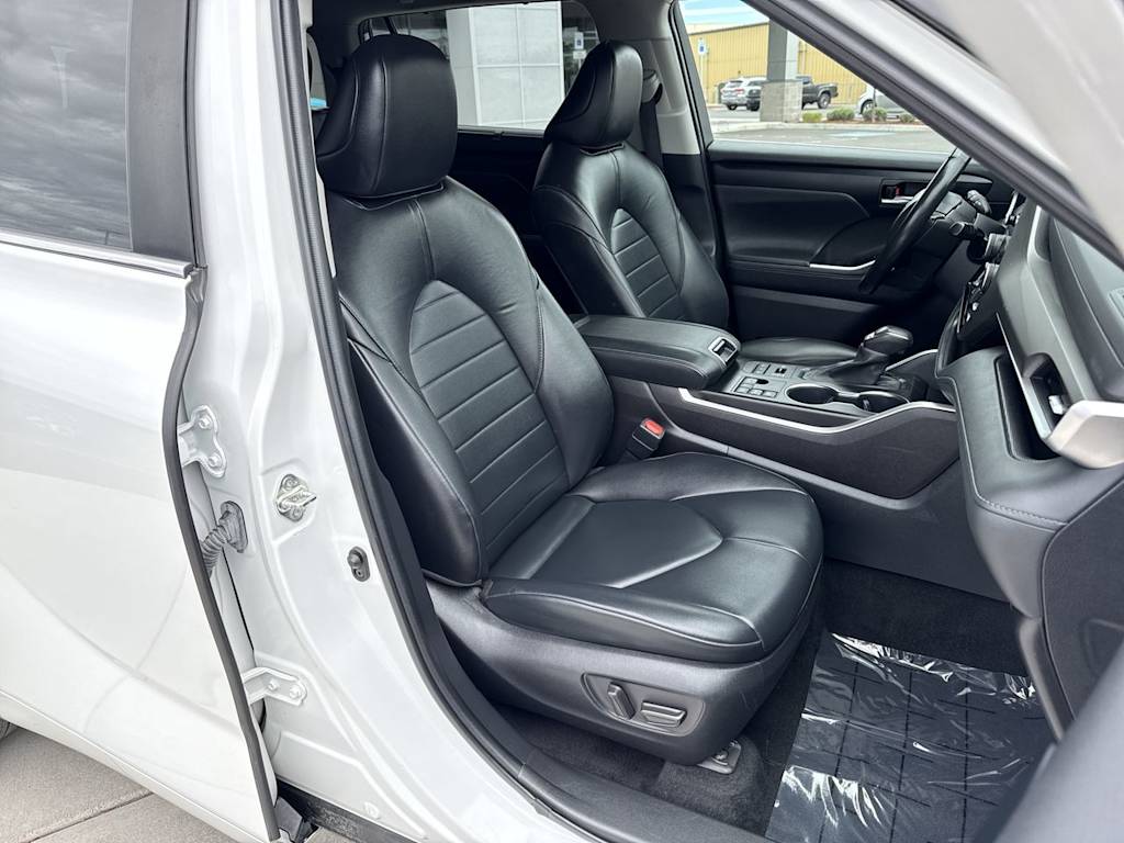 Thumbnail: 2023 Toyota Highlander - 12