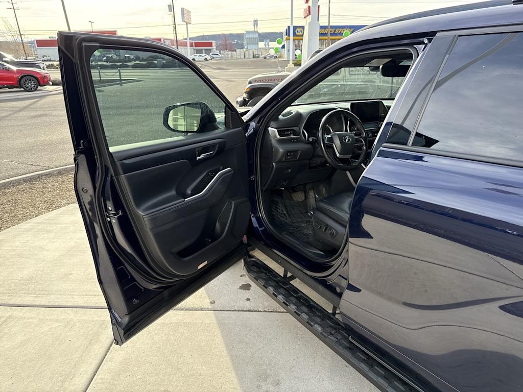 Thumbnail: 2023 Toyota Highlander - 20