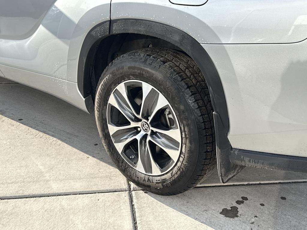 Thumbnail: 2023 Toyota Highlander - 8