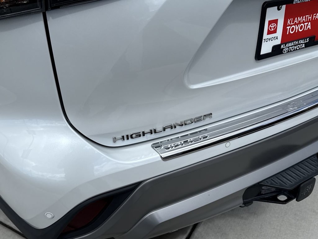 Thumbnail: 2023 Toyota Highlander - 7