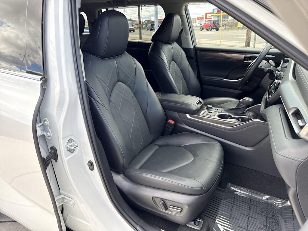 Thumbnail: 2023 Toyota Highlander - 12