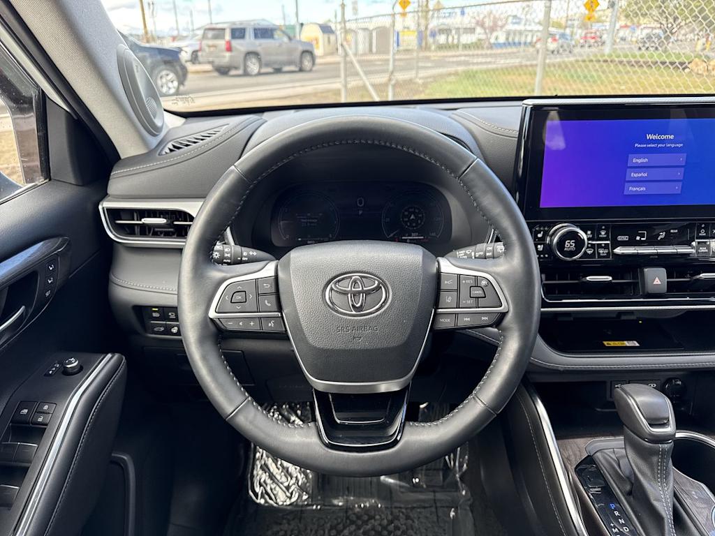 Thumbnail: 2023 Toyota Highlander - 14