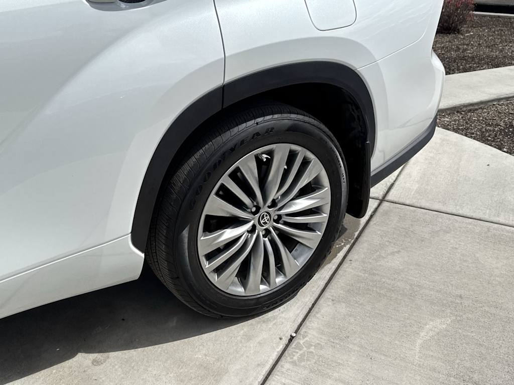 Thumbnail: 2023 Toyota Highlander - 8