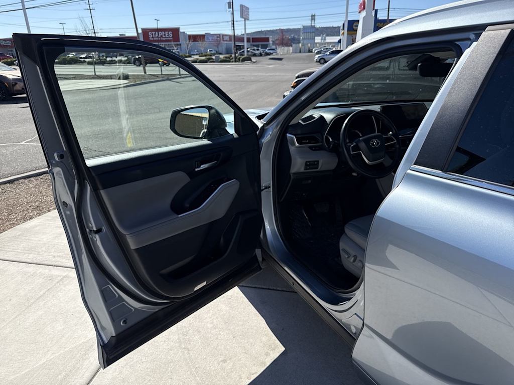 Thumbnail: 2023 Toyota Highlander - 19