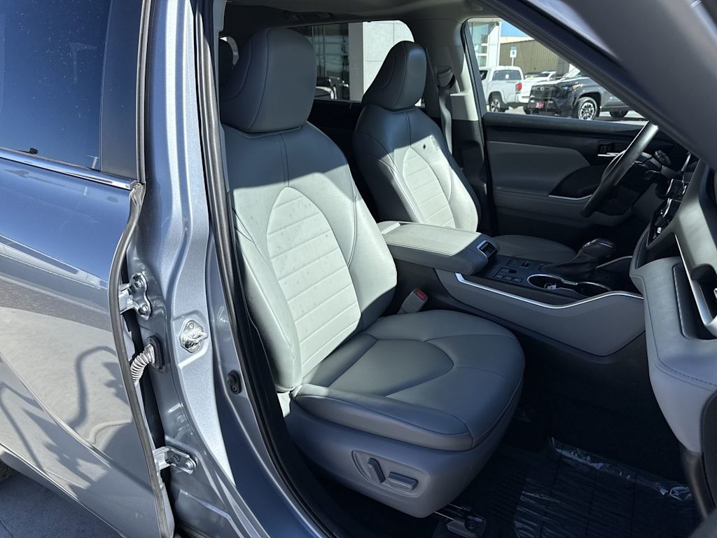 Thumbnail: 2023 Toyota Highlander - 12