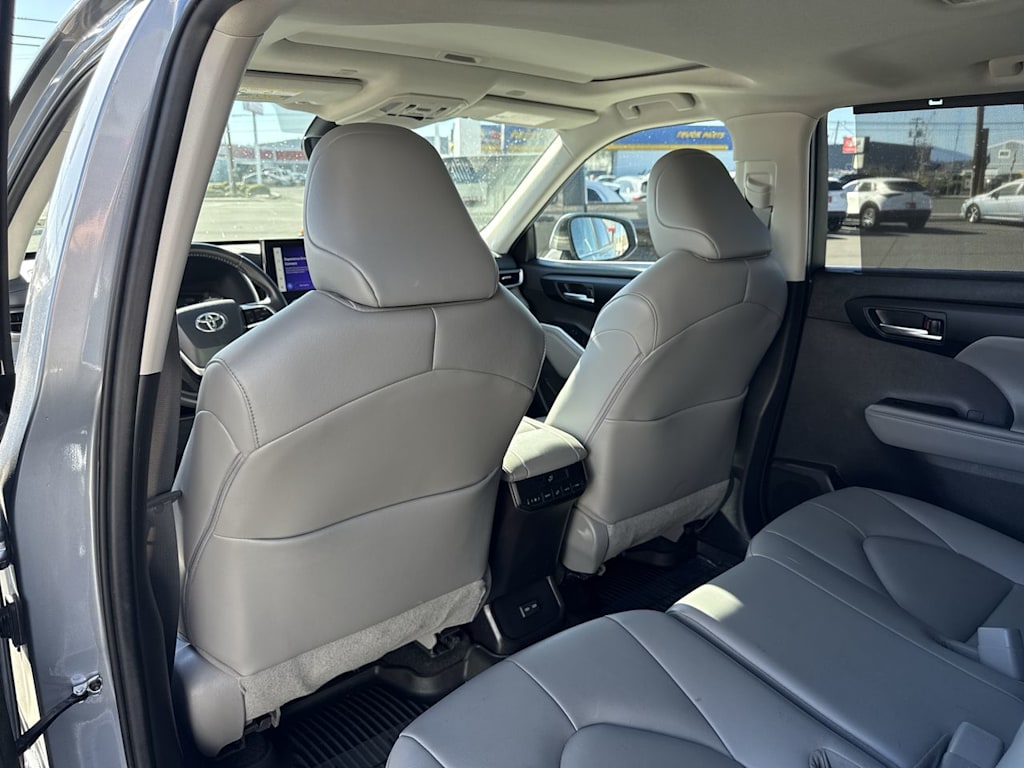 Thumbnail: 2023 Toyota Highlander - 21