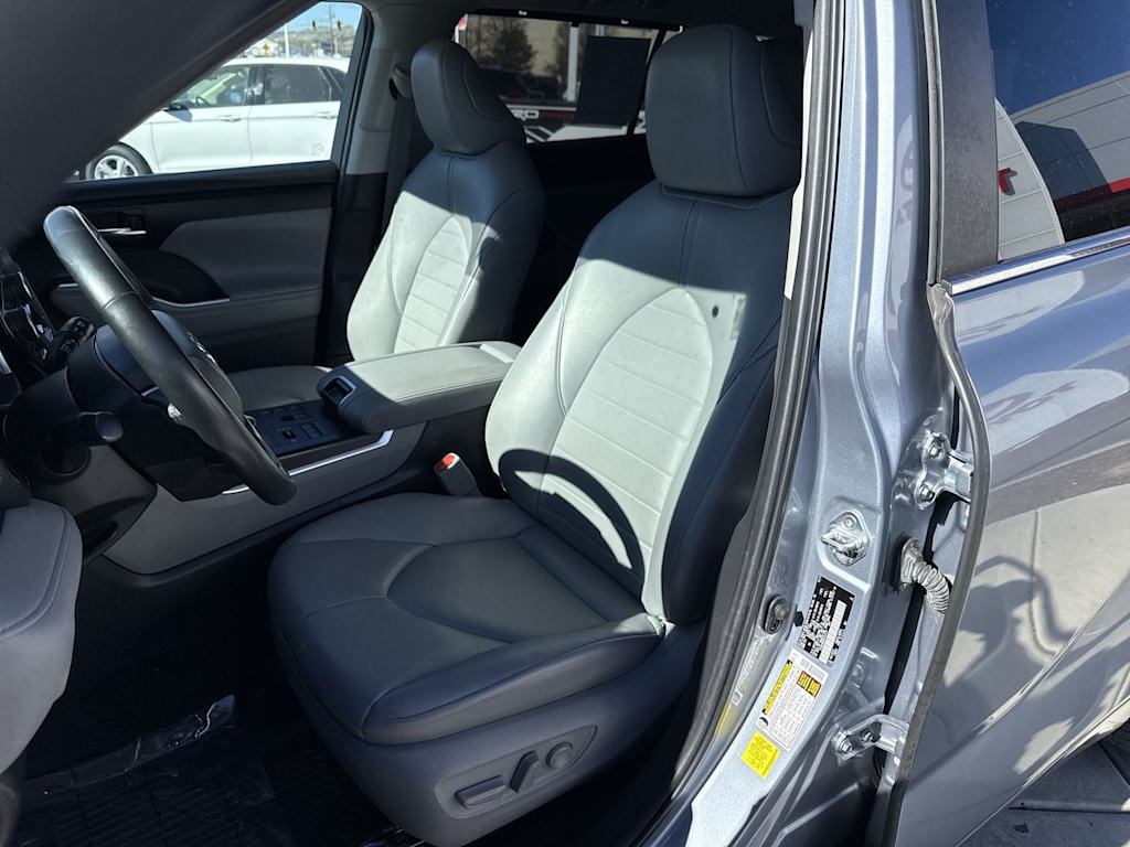 Thumbnail: 2023 Toyota Highlander - 11